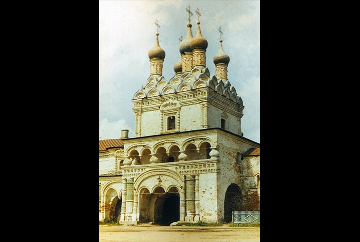 Надвратная Петровская церковь. 1679 г. Зодчий И. Игнатьев.