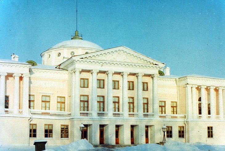 Останкинский театр-дворец. Парадный фасад.
