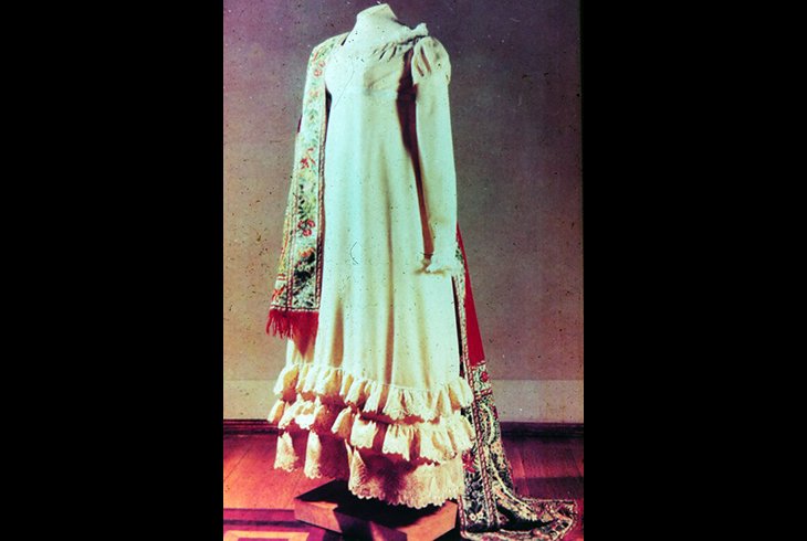 Платье из пальмового кашемира. Шарф «колокольнический» красный. 1810-е гг.