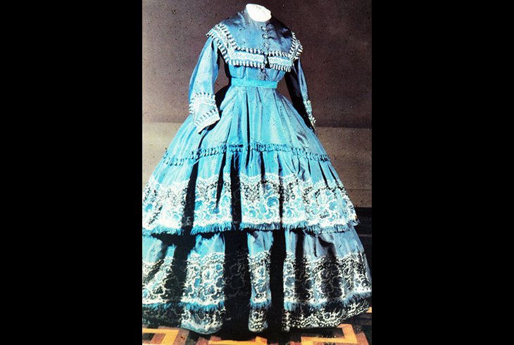Платье из синего фая с купаным тканым растительным узором. 1860-е гг.