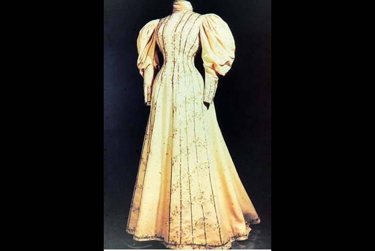 Платье суконного цвета беж. Отделано вышивкой тамбуром. 1890-е гг.