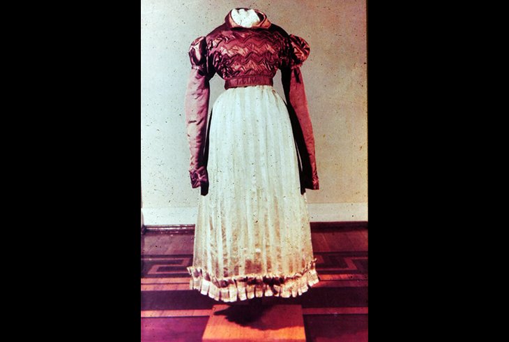Платье из ткани а атласную полоску. Спенсер атласный. 1820-е гг.
