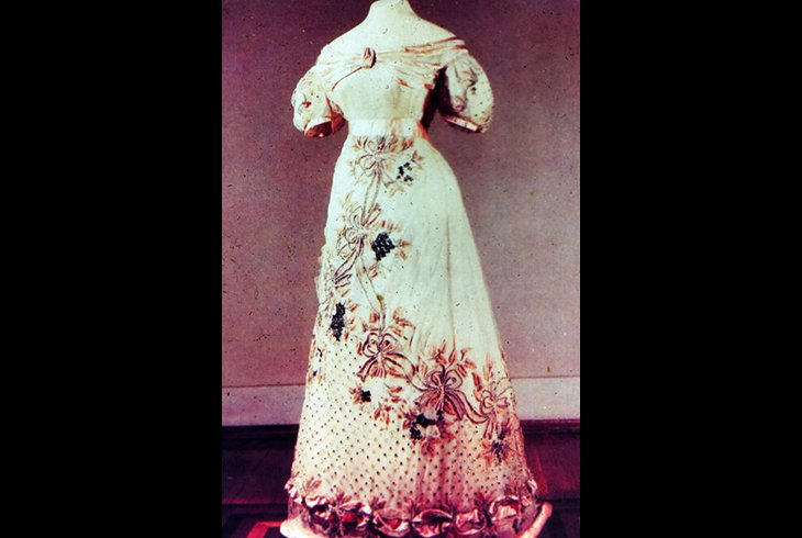 Платье бальное из тюля с вышивкой стальные пластины. 1820-е гг.