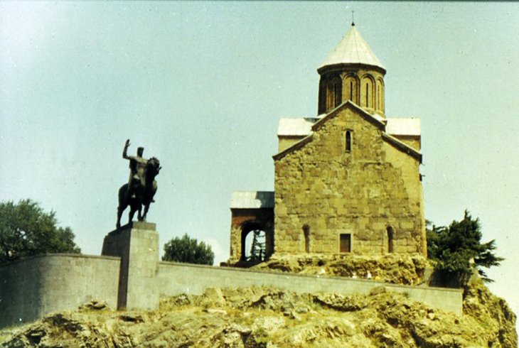 Памятник Вахтангу Горгосали у храма Метехи.
