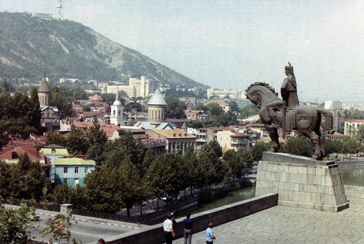 Памятник Вахтангу Горгасалу и панорама Тбилиси.