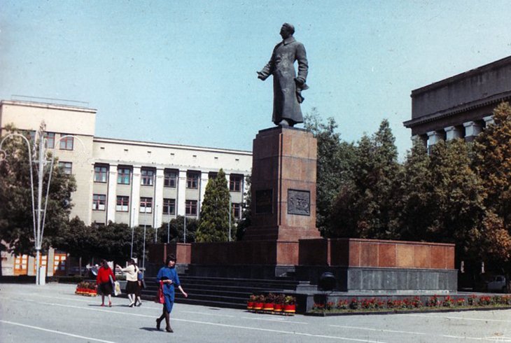 Памятник Серго Орджоникидзе в г. Орджоникидзе.