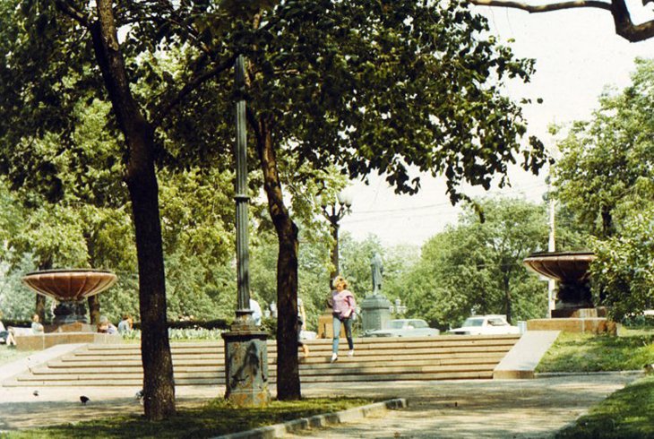 Площадка – цветник в конце бульвара, у Пушкинской площади