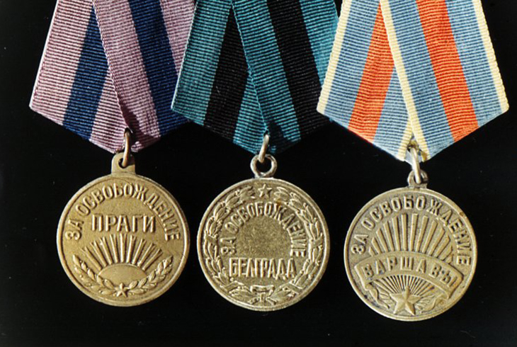 14. Медали за освобождения Праги, Белграда и Варшавы.