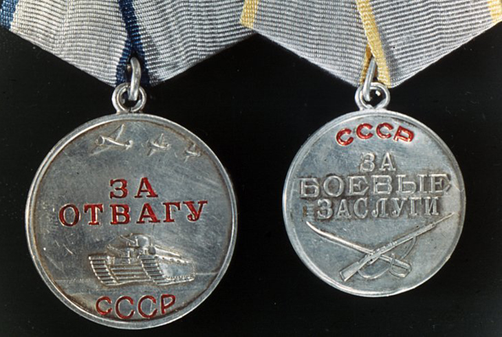 4. Медали «За отвагу» и «За боевые заслуги».