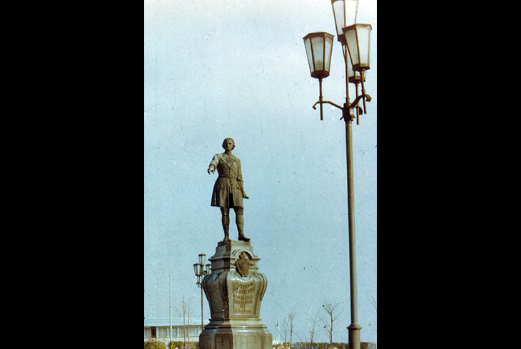 2. Памятник Петру I