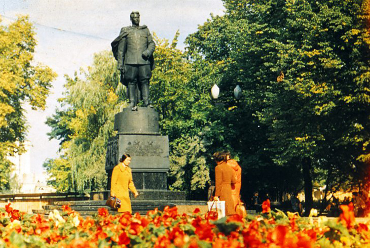 11. Памятник маршалу Черняховскому.