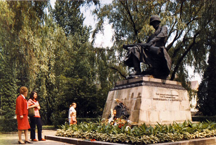 15. Памятник Неизвестному солдату на холме Славы.