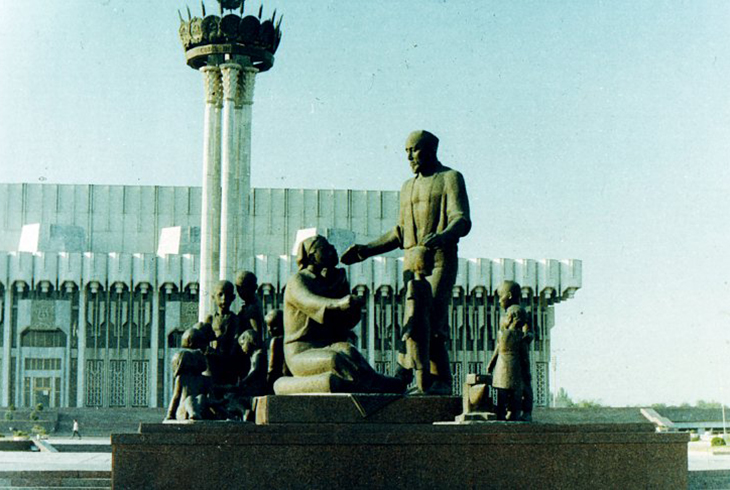 9. Памятник кузнецу Шамахмудову.