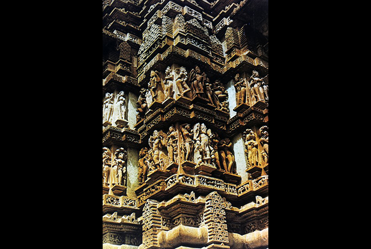 15. Деталь фасада храма Кандарья Махадевы в Кхаджурахо. Х-ХI вв.