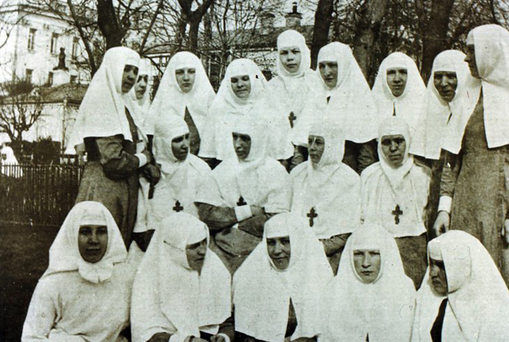 15. Сестры милосердия в саду. 1913 год.