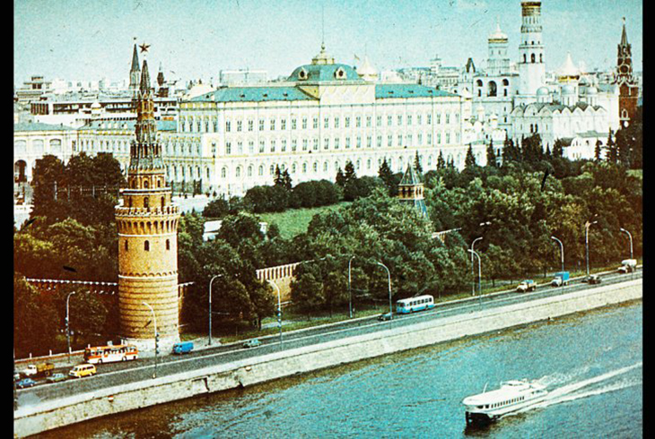 2.	Вид на здание Верховного Совета СССР со стороны Большого каменного моста.