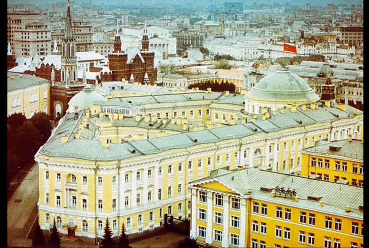 36. Вид на здание Верховного Совета СССР.