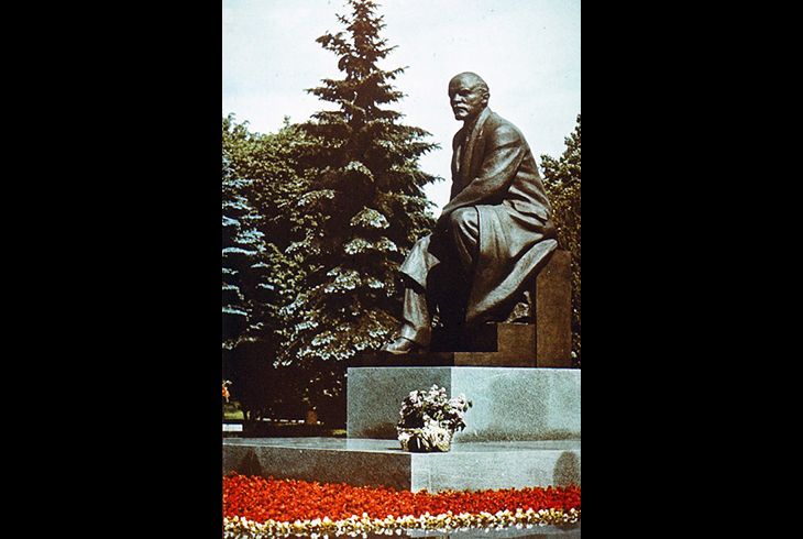 10. Памятник В. И. Ленину в Кремле. Скульптор В. Пинчук.