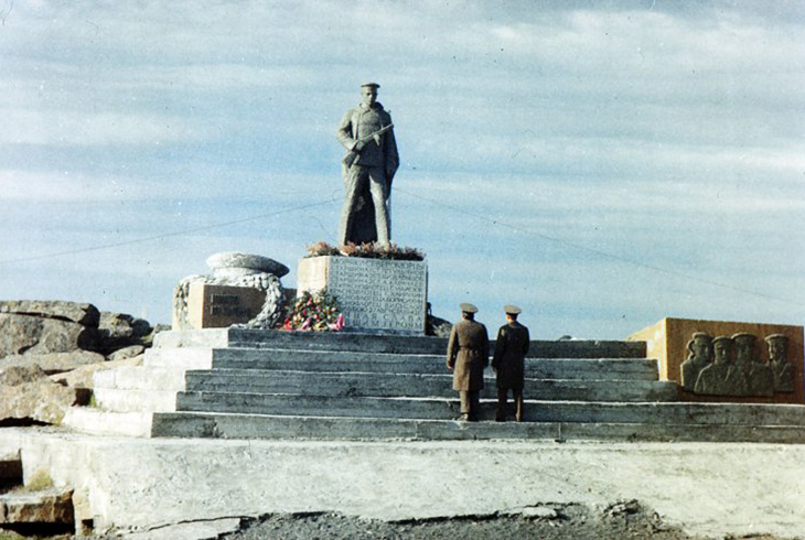 Памятник героям-краснофлотцам на острове.