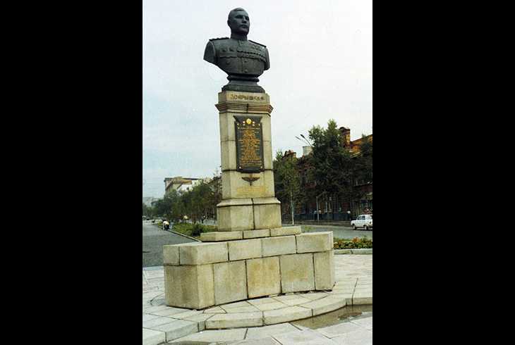 9.	Памятник А. И. Покрышкину.