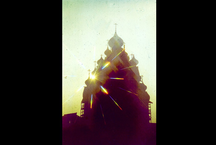 Кижи. Преображенская церковь в лучах восходящего солнца.