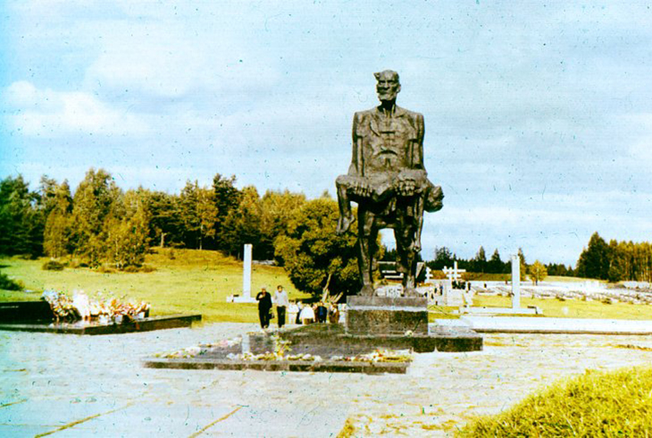 3.	В память сотен белорусских деревень, уничтоженных фашистами, создан мемориальный комплекс «Хатынь».