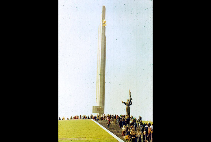 24. Минск. Монумент городу-герою Минску. Открыт в мае 1985 года.