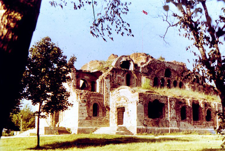 5.	Руины бывшей крепостной церкви.