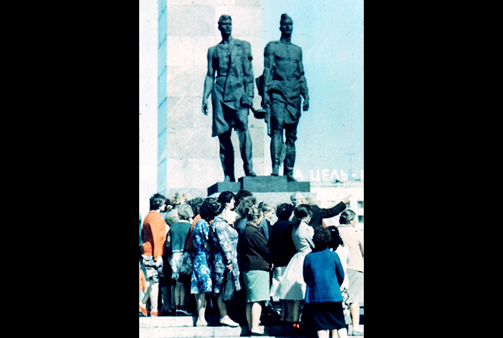 4.	 Монумент. Скульптурная группа «Победители»: «Солдат и рабочий»