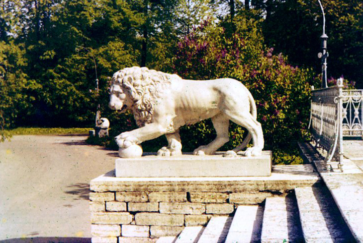2.	Лев у Елагина дворца. Чугун. 1822