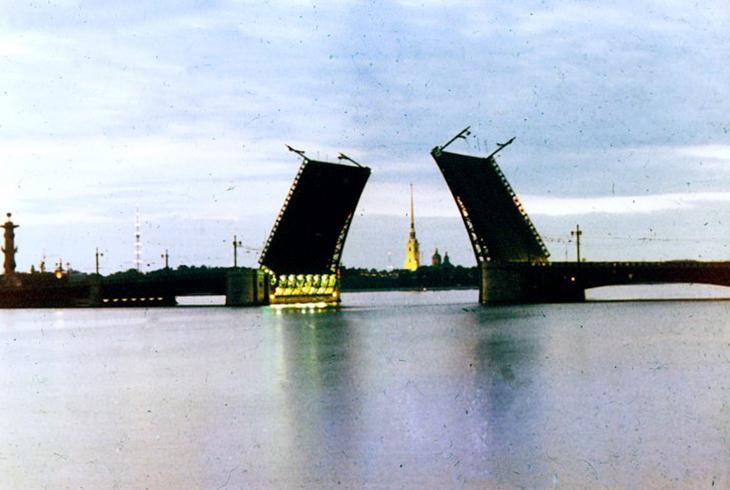 24. Разводной мост через Неву