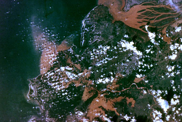 12. Побережье Мадагаскара. Вид с борта орбитальной станции.