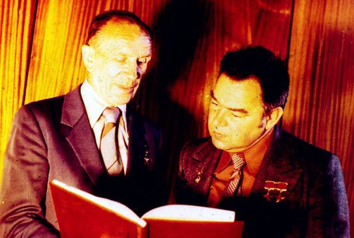 23. Комиссар ФАС С. Анохин и космонавт Г. Гречко читают «Рекордное дело» о первом длительном полете на станции «Салют-6».