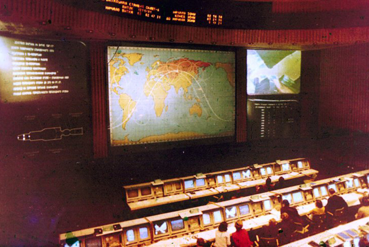 15. Центр управления полетом. Во время сеанса орбитальной связи с научной станцией .»Салют-6»