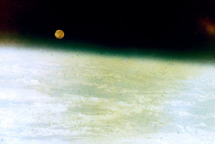 19. Вид Луны с борта  космической станции.