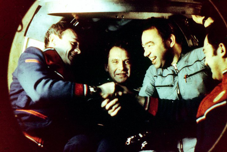11. Космонавты Ю. Романенко и Г. Гречко приветствуют экипаж космического корабля  «Союз-27» во время перехода  через люк в станцию «Салют-6».