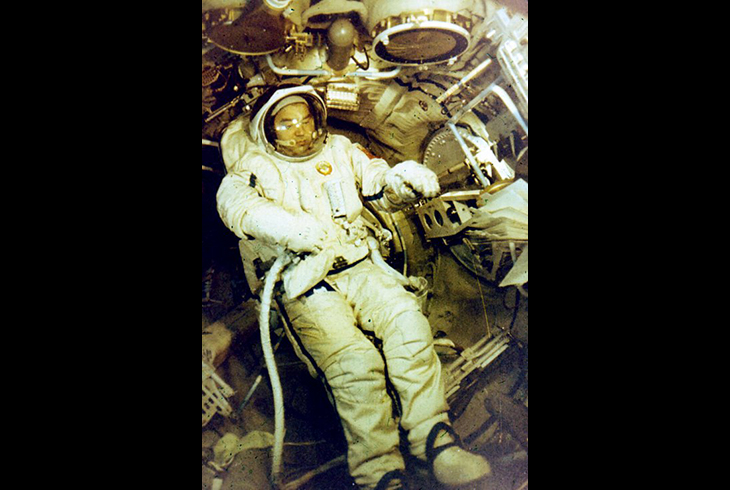 6.	 Космонавт Г. Гречко на борту космического комплекса.