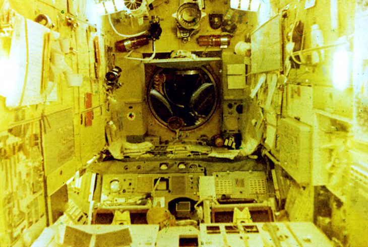 4.	На борту пилотируемого орбитального комплекса «Салют-6» - «Союз» Общий вид станции.