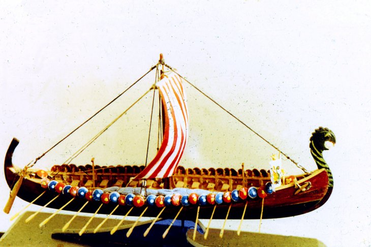 12. Корабль викингов (IX-X в. н. э.).