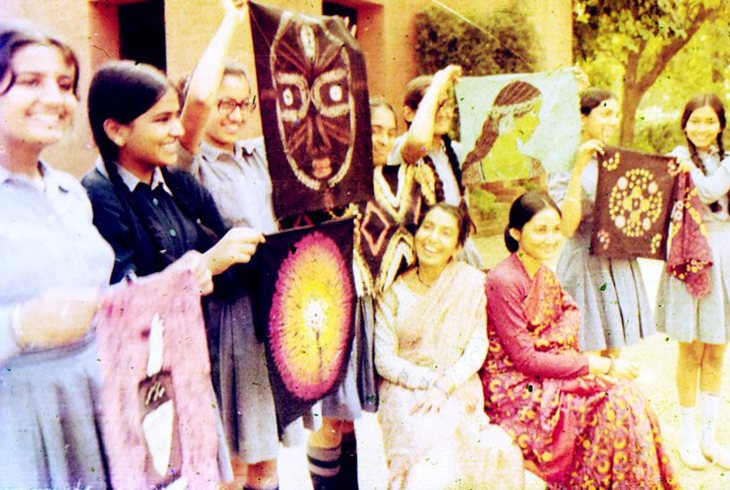 6.	 Делийская художница Деваяни Кришна (в центре слева) со своими ученицами.