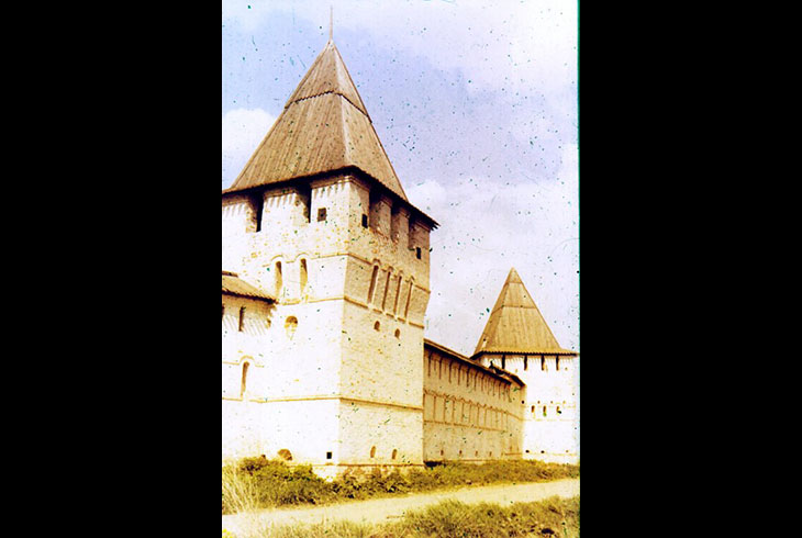 Никитский монастырь. Стена и башня.