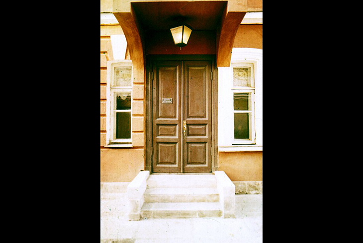 2.	 Мемориальная дверь с дощечкой «Доктор А. П. Чезов».