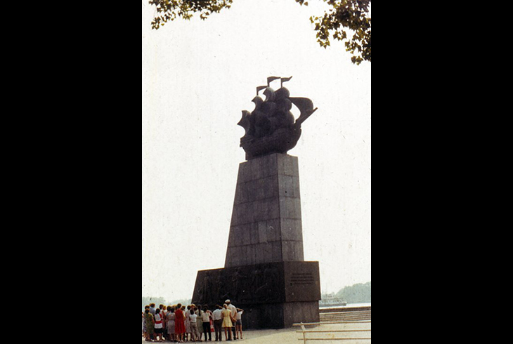 Памятник первым  корабелам Черноморского флота.