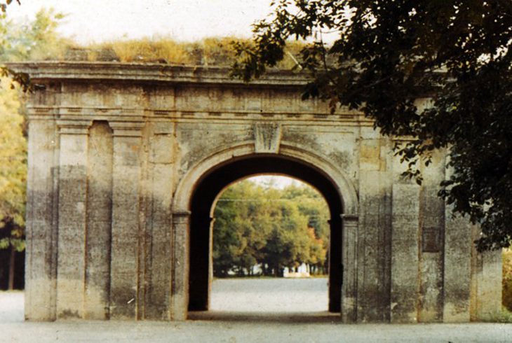 Очаковские ворота крепости.