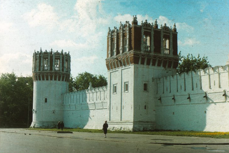 Новодевичий монастырь. Царицына и Никольская башни.