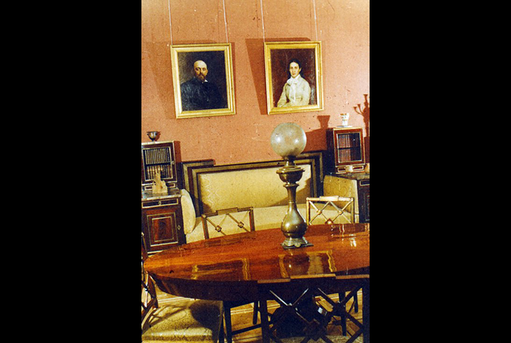 Красная гостиная. Портреты С. И. и Е. Г. Мамонтовых работы И. Е. Репина.