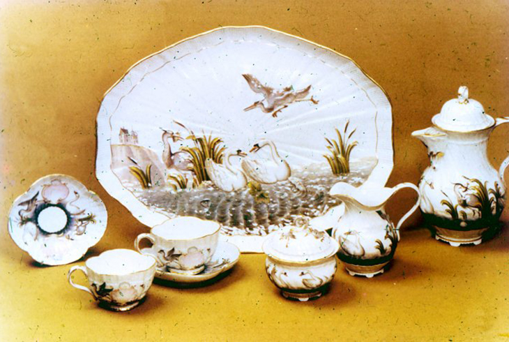 Сервиз чайный с лебедями на две персоны. XIX в. Саксония. Мейсенская мануфактура. Фарфор.