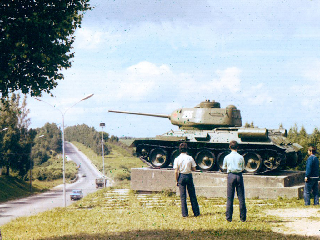 Боевой танк Т-34 установлен в честь защитников Смоленска во время Великой Отечественной войны.