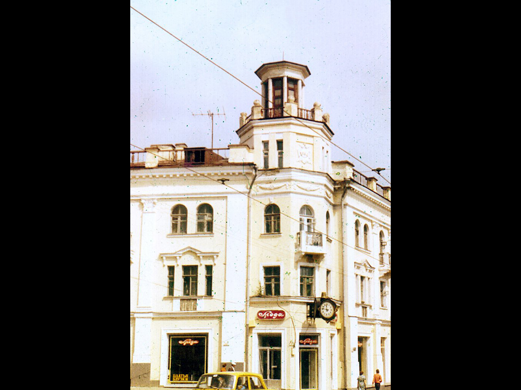 «Дом с часами». (бывшая гостиница «Европейская».) В 1900 г. Здесь останавливался В. И. Ленин.