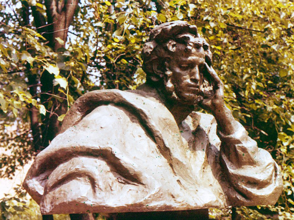 Бюст А. С. Пушкину в сквере его имени. Скульптор Е. Ф. Балашева, архитекторы Г. Г. Соосар и В. А. Трубаев. 1976 г.